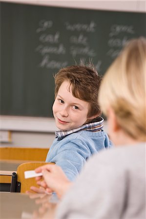 passing of papers in the classroom - Notes de passage élèves en classe Photographie de stock - Rights-Managed, Code: 700-03445058