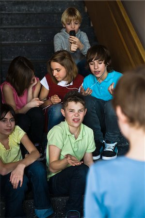 excluido - Groupe d'étudiants taquiner un camarade de classe Photographie de stock - Rights-Managed, Code: 700-03445135