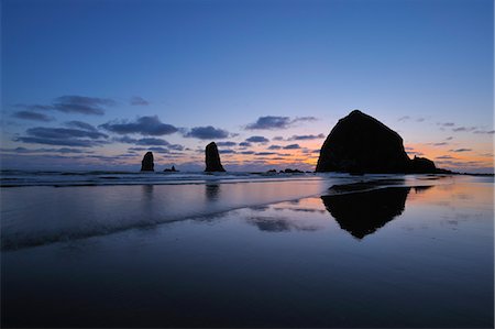 simsearch:700-06190520,k - Haystack Rock and Sea Stacks at Sunset, Cannon Beach, Ecola State Park, Clatsop Country, Oregon, USA Foto de stock - Con derechos protegidos, Código: 700-03445259