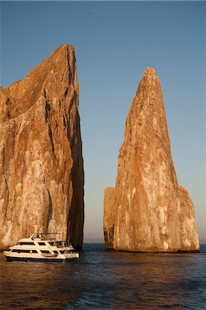 roche volcanique - Boat at Kicker Rock near San Cristobal, Galapagos Islands, Ecuador Foto de stock - Con derechos protegidos, Código: 700-03445930