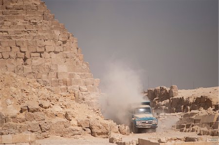 Conduire des camions près de pyramide, Gizeh, Egypte Photographie de stock - Rights-Managed, Code: 700-03445958