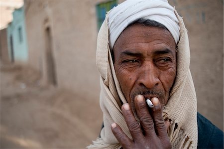 Close-Up of Man Smoking Cigarette Foto de stock - Con derechos protegidos, Código: 700-03445952