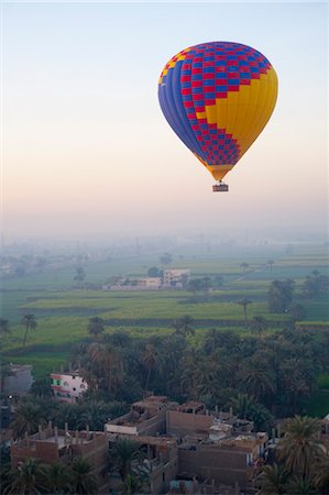 Hot Air Ballooning over Valley of the Kings, near Luxor, Egypt Foto de stock - Con derechos protegidos, Código: 700-03446008