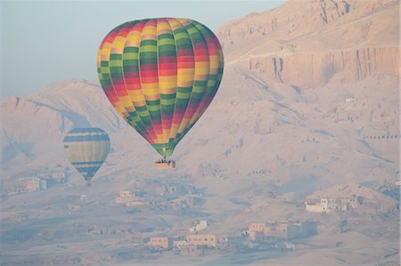 Hot Air Balloons over Valley of the Kings, near Luxor, Egypt Fotografie stock - Rights-Managed, Codice: 700-03446012