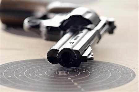revólver - Gun and Target Foto de stock - Con derechos protegidos, Código: 700-03446037