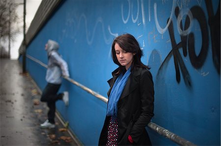 separado - Teenagers Hanging Out by Graffiti Wall Foto de stock - Con derechos protegidos, Código: 700-03446052