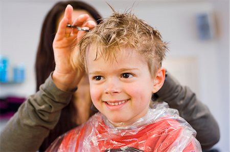 Boy getting Haircut Foto de stock - Direito Controlado, Número: 700-03448768