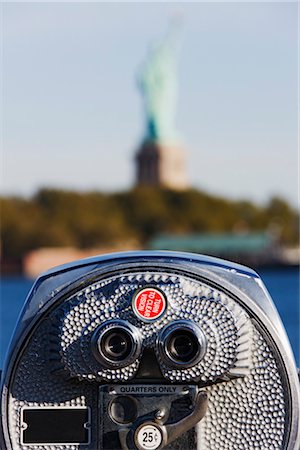 Jumelles payantes, pointant à la Statue de la liberté, Liberty Island, New York City, New York, États-Unis Photographie de stock - Rights-Managed, Code: 700-03440215