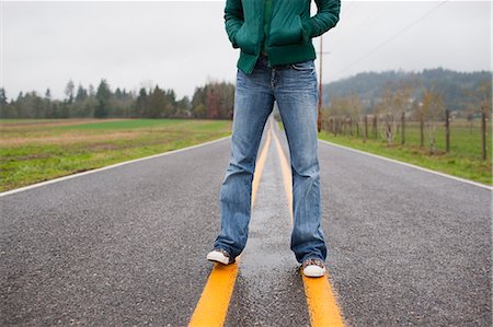 Woman Standing on Centre Line of Country Road, Oregon, USA Foto de stock - Con derechos protegidos, Código: 700-03455589