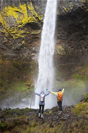 Women Hiking, Columbia River Gorge, Oregon, USA Foto de stock - Con derechos protegidos, Código: 700-03455636