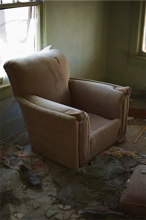 endommagé - Fauteuil dans une maison abandonnée, Colorado, Etats-Unis Photographie de stock - Rights-Managed, Code: 700-03456388