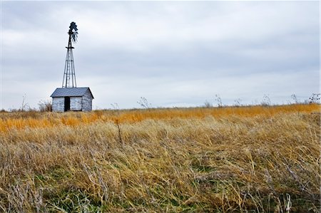Windmill and Pumphouse on Abandoned Farm, Kansas, USA Foto de stock - Con derechos protegidos, Código: 700-03456380