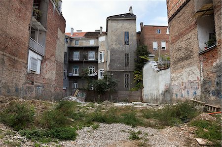 edifici residenziali bassi - Buildings Deteriorating, Zagreb, Croatia Fotografie stock - Rights-Managed, Codice: 700-03456462