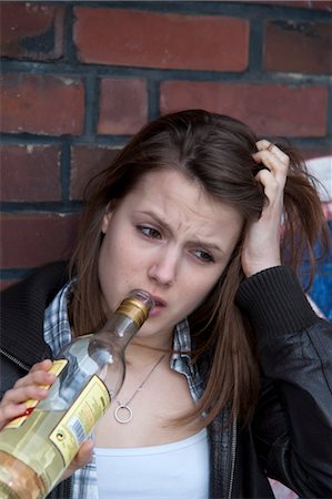 dépendance - Jeune fille mineure consommation d'alcool Photographie de stock - Rights-Managed, Code: 700-03456805