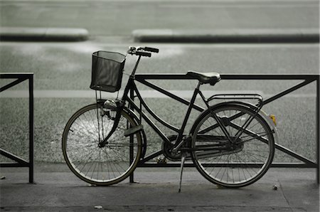 simsearch:700-06531926,k - Bicycle, Paris, Ile-de-France, France Foto de stock - Con derechos protegidos, Código: 700-03450834
