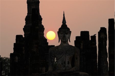 silhouette famous building - Coucher de soleil à Wat Phra Si Mahathat, parc historique de Sukhothai, Sukhothai, Thaïlande Photographie de stock - Rights-Managed, Code: 700-03451270