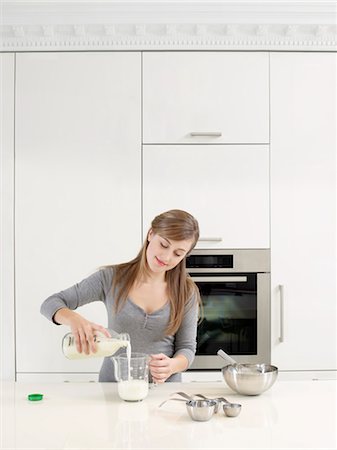 Femme mesure de lait Photographie de stock - Rights-Managed, Code: 700-03451389