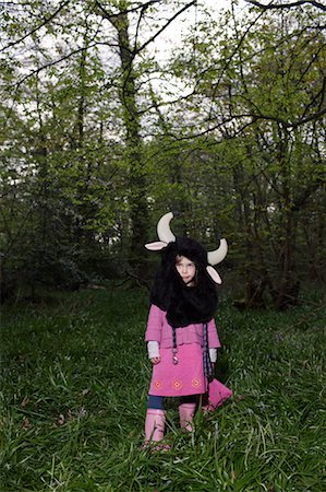 surrealista - Child Wearing a Cow Costume in the Forest Foto de stock - Con derechos protegidos, Código: 700-03451608