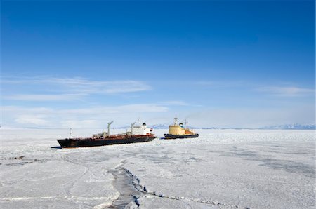 envío - Cargo Ship and Icebreaker, McMurdo Sound, Antarctica Foto de stock - Con derechos protegidos, Código: 700-03466536