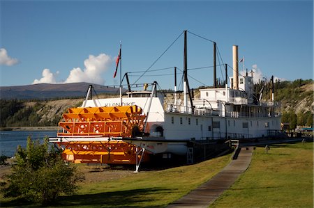 fiume yukon - The Sternwheeler "Klondike" beside Yukon River, Whitehorse, Yukon, Canada Fotografie stock - Rights-Managed, Codice: 700-03466595