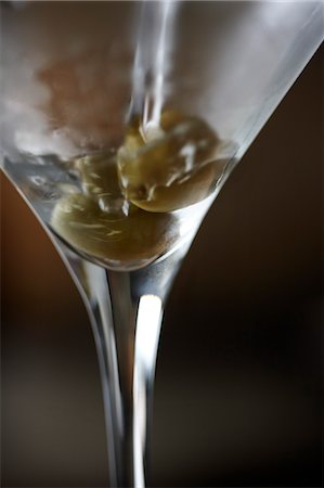 simsearch:700-03478700,k - Vodka being Poured into Martini Glass Foto de stock - Con derechos protegidos, Código: 700-03478699