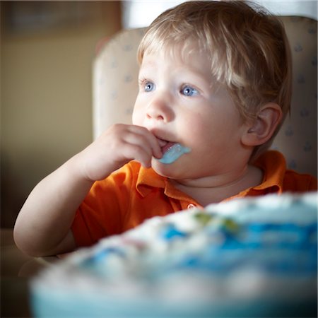 simsearch:700-02693925,k - Toddler Eating Birthday Cake Foto de stock - Con derechos protegidos, Código: 700-03484953