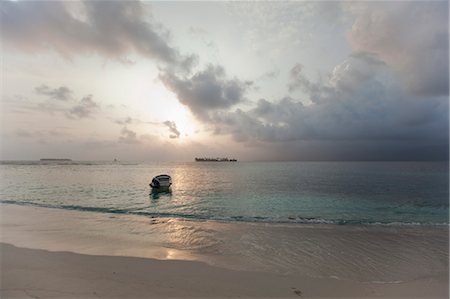 san blas islands - Boat Off Shore of Beach, San Blas Islands, Panama Foto de stock - Con derechos protegidos, Código: 700-03485151