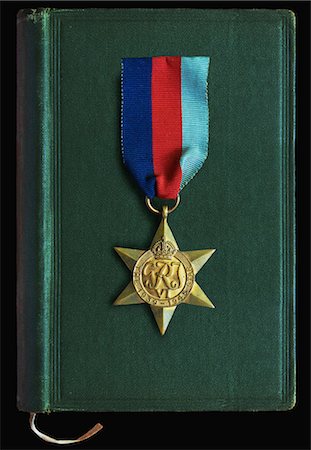 star (shape) - Still Life of World War II Medal and Book Foto de stock - Con derechos protegidos, Código: 700-03490377