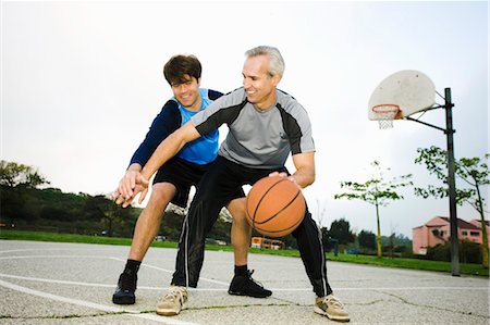 Father and Son Playing Basketball Foto de stock - Con derechos protegidos, Código: 700-03506297