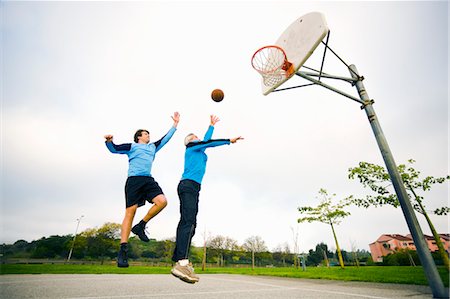 Vater und Sohn, die Basketball spielen Stockbilder - Lizenzpflichtiges, Bildnummer: 700-03506304