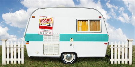 fence home - Small Mobile Home in Field with White Picket Fence and Sold Sign Foto de stock - Con derechos protegidos, Código: 700-03508131