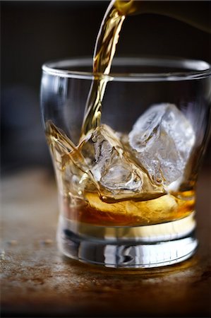 pour of liquor - Verre de whisky Photographie de stock - Rights-Managed, Code: 700-03508193