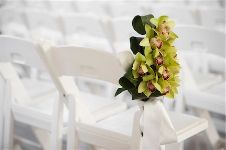 Blumendekorationen auf Stuhl bei Hochzeit Stockbilder - Lizenzpflichtiges, Bildnummer: 700-03508823