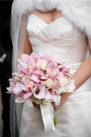 frischverheiratete - Braut hält blumenstrauss Stockbilder - Lizenzpflichtiges, Bildnummer: 700-03508831