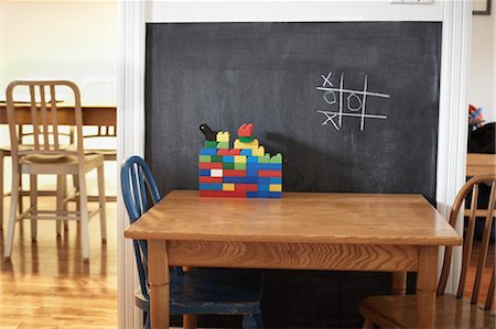 Children's Table with Building Blocks and Chalkboard Foto de stock - Direito Controlado, Número: 700-03502670