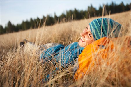 revitalisieren - Frau liegend im langen Gras in der Nähe von Deschutes River, Oregon, USA Stockbilder - Lizenzpflichtiges, Bildnummer: 700-03502943