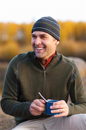 Man with Mug at Camp Site near the Deschutes River, Oregon, USA Foto de stock - Con derechos protegidos, Código: 700-03502955