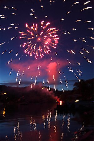fuegos artificiales - 4th of July Fireworks over Tuxedo Lake, Tuxedo, Orange County, New York Foto de stock - Con derechos protegidos, Código: 700-03502974