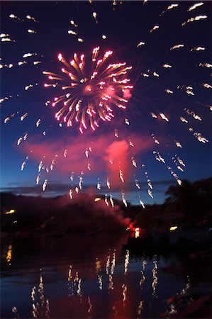 smokings - 4th of July Fireworks over Tuxedo Lake, Tuxedo, Orange County, New York Foto de stock - Con derechos protegidos, Código: 700-03502974