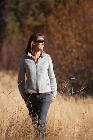 simsearch:700-03503013,k - Woman Walking through Field of Long Grass in Autumn, Lake Tahoe, California, USA Foto de stock - Direito Controlado, Número: 700-03503004
