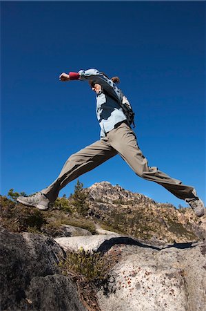sautiller - Femme sauter de rocher en rocher à Donner Summit, près de Lake Tahoe, Californie, USA Photographie de stock - Rights-Managed, Code: 700-03503019