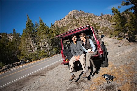 simsearch:700-03503044,k - Couple Sitting on Tailgate of 4x4 Vehicle, Donner Summit, near Lake Tahoe, California, USA Fotografie stock - Rights-Managed, Codice: 700-03503010