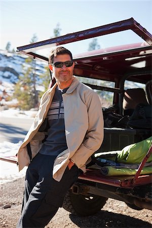 Portrait of Man Leaning against Tailgate of Car, Lake Tahoe, California, USA Foto de stock - Con derechos protegidos, Código: 700-03503024