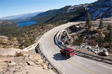 snow road horizon - SUV Driving across Historic Bridge at Donner Summit, near Lake Tahoe, California, USA Foto de stock - Con derechos protegidos, Código: 700-03503026