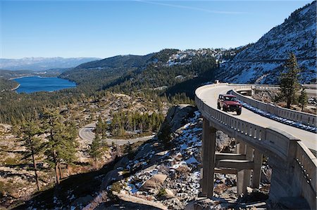 Vintage 4x4 Driving across Historic Bridge at Donner Summit, near Lake Tahoe, California, USA Foto de stock - Con derechos protegidos, Código: 700-03503027