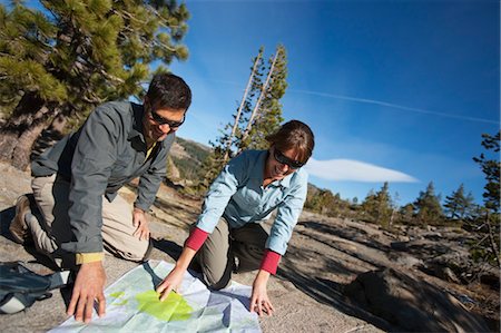 Paar Looking Trail Karte in High Sierra, in der Nähe von Lake Tahoe, Kalifornien, USA Stockbilder - Lizenzpflichtiges, Bildnummer: 700-03503022