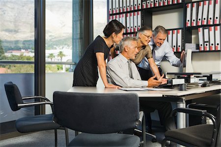 expert (homme) - Collaborateurs en regardant ordinateur ensemble Photographie de stock - Rights-Managed, Code: 700-03503193