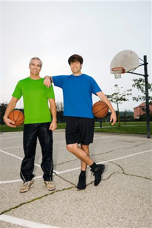 pelota de baloncesto - Father and Son on Basketball Court Foto de stock - Con derechos protegidos, Código: 700-03519153