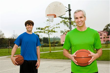 Père et fils sur le terrain de basket Photographie de stock - Rights-Managed, Code: 700-03519164