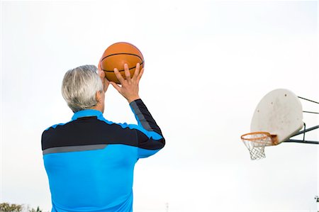 simsearch:700-03784263,k - Ältere Mann Basketball spielen Stockbilder - Lizenzpflichtiges, Bildnummer: 700-03519167